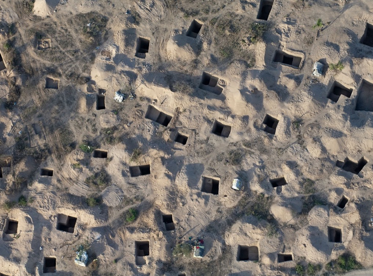 Artisanal-bedrock-mines Open-pit gemstone mining in Merelani, Tanzania (Photo: Alamy Photo Stock).